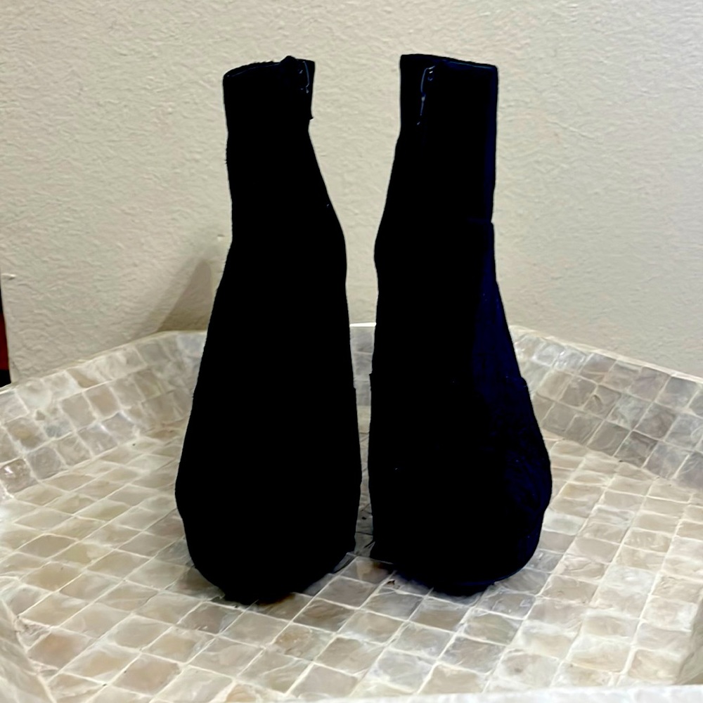 Gianni bini black suede heel ankle boot. Size 8.5